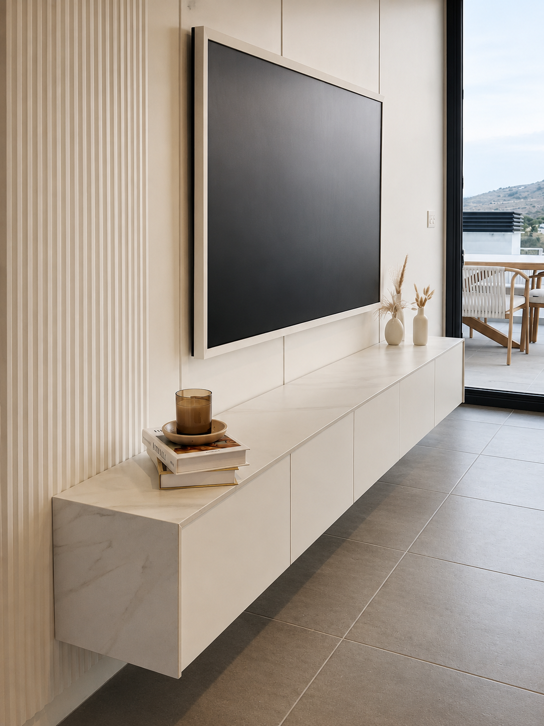Interior minimalista con vista panorámica